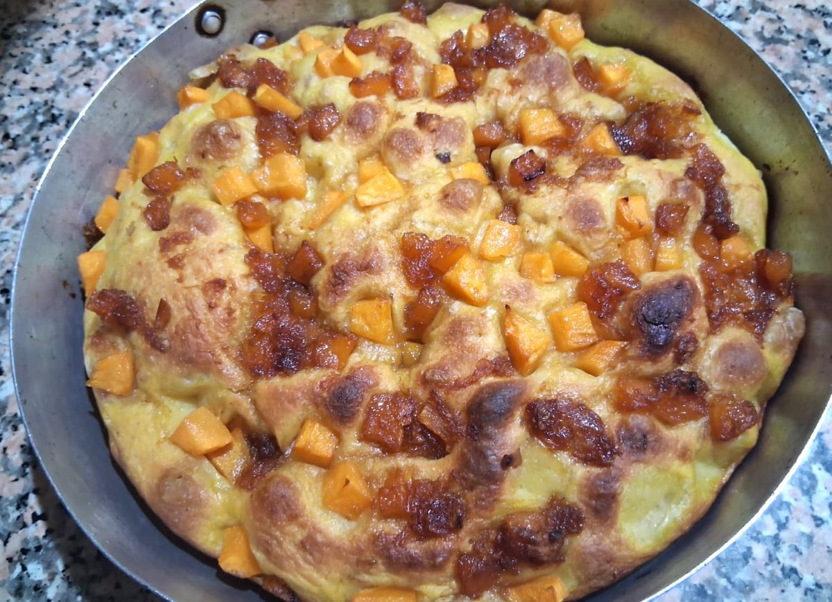 un aluat cu piure de dovleac în compoziție devine dulceag în mod natural, așa cum este și cazul celui de focaccia italiană