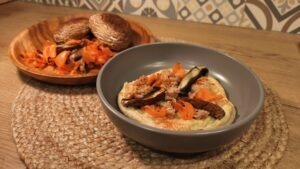 hummus-cu-topping-de-ton-si-legume-coapte