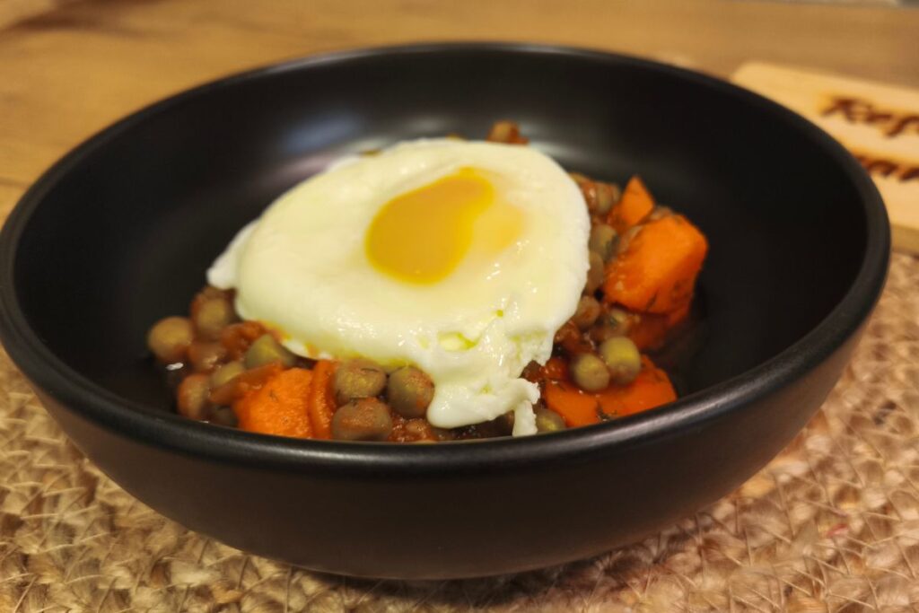 cum faci un ou posat la microunde