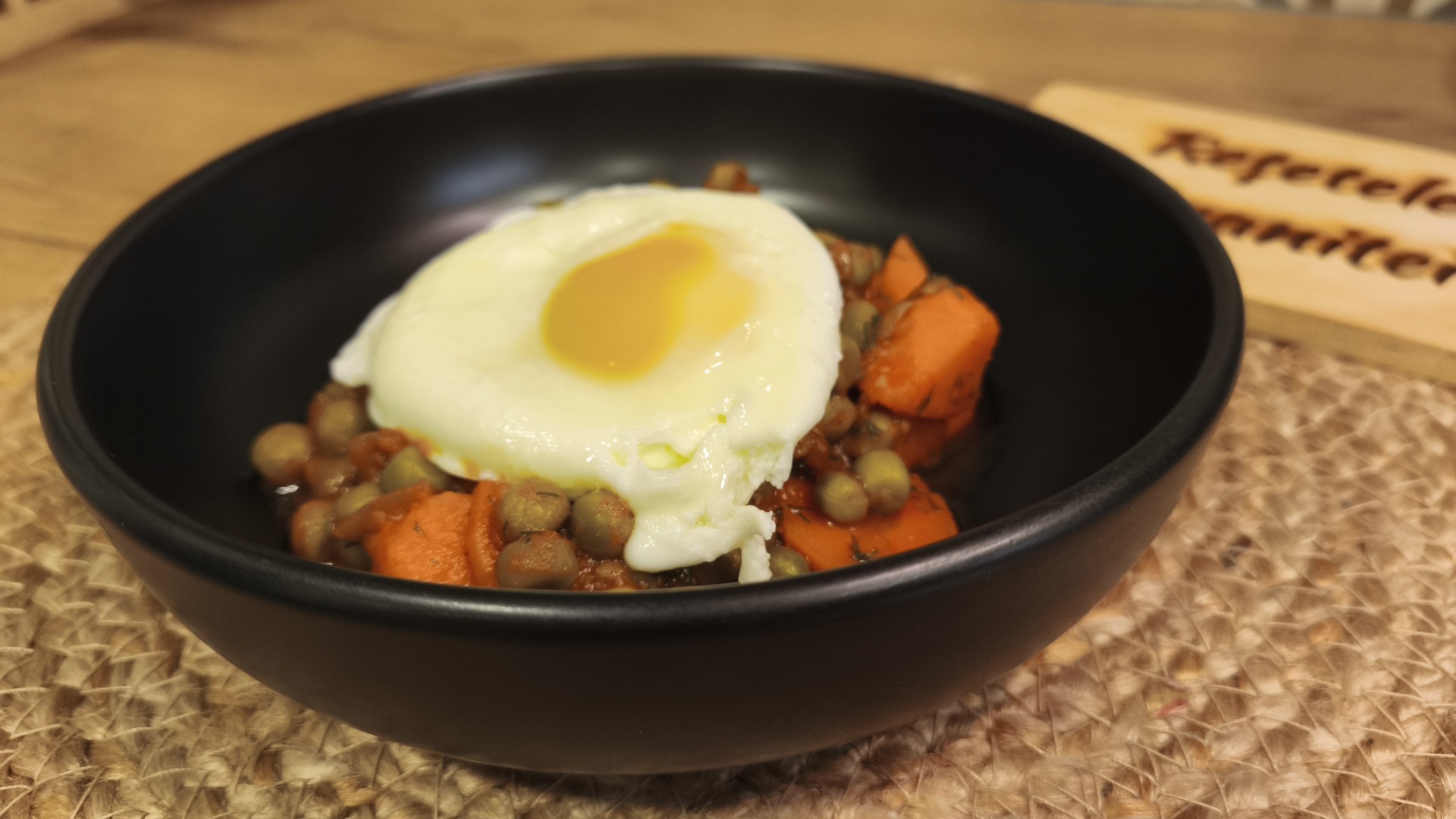 mancare mazare cu cartofi morcovi si ou posat