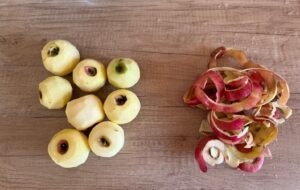 Merele sunt curățate de coajă