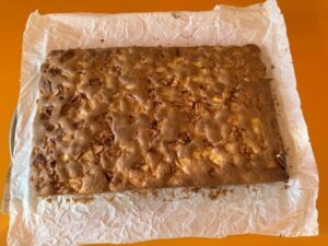 Prăjitura se lasă la răcit câteva minute