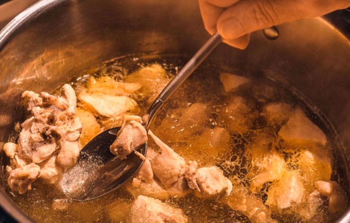 carnea și legumele se fierb adăugându-le în apă rece sau în apă fierbinte? care e diferența?