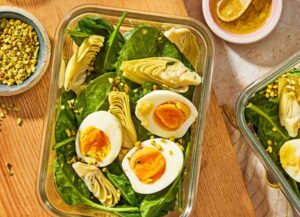 Salată cu spanac și ou fiert