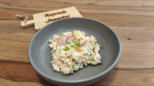 retetele-juanitei-salata-proaspata-cu-oua-radacinoase-si-dressing-de-iaurt-grecesc