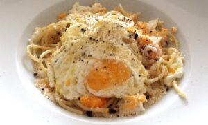 spaghetti-alla-poverella-cu-oua-si-parmezan-fara-bacon