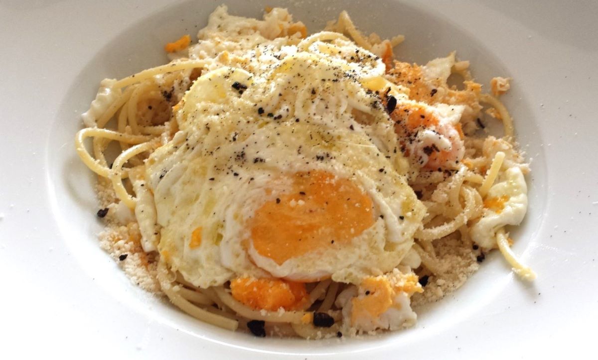 spaghetti-alla-poverella-cu-oua-si-parmezan-fara-bacon