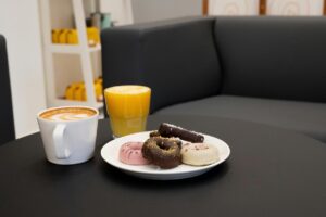 Sucurile pot conține mai mult zahăr decât o gogoașă