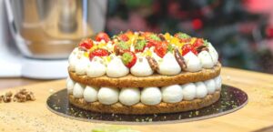 tort-pentru-sf-andrei-cu-blat-de-nuca-crema-de-branza-si-insert-de-mere-caramelizate