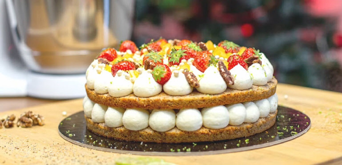 tort-pentru-sf-andrei-cu-blat-de-nuca-crema-de-branza-si-insert-de-mere-caramelizate