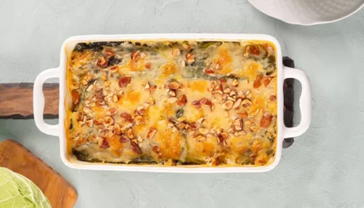 reteta de mancare gatita in tavă, din foi de varza intregi, cu sos de carnati printre ele