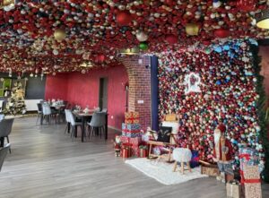 Restaurantul împodobit cu globuri de Crăciun FOTO Restaurant Jack