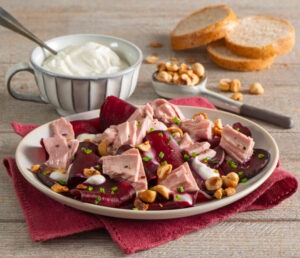 Carpaccio-de-sfeclă-cu-ton-iaurt-și-alune-prăjite