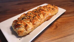 retetele-juanitei-placinta-rulou-umpluta-cu-carne-sau-vegetale