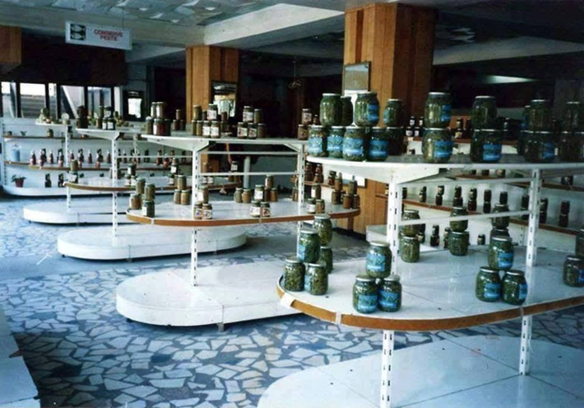 Rafturile magazinelor erau goale