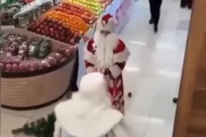 Cum se bat doi „moși crăciuni” din culturi diferite