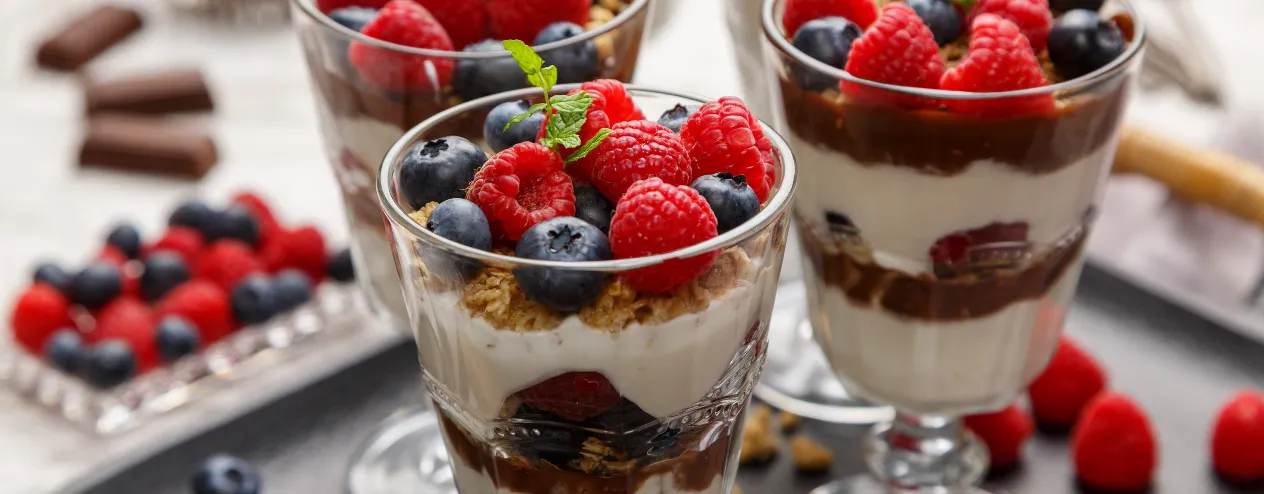 desert_la_pahar_cu_granola_si_fructe
