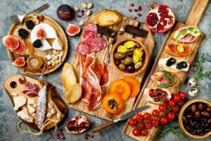 https://g4food.ro/charcuterie-board-de-sarbatori-mezeluri-branzeturi-si-alte-gusturi-complementare-ce-vor-incanta-invitatii-la-masa-de-craciun/