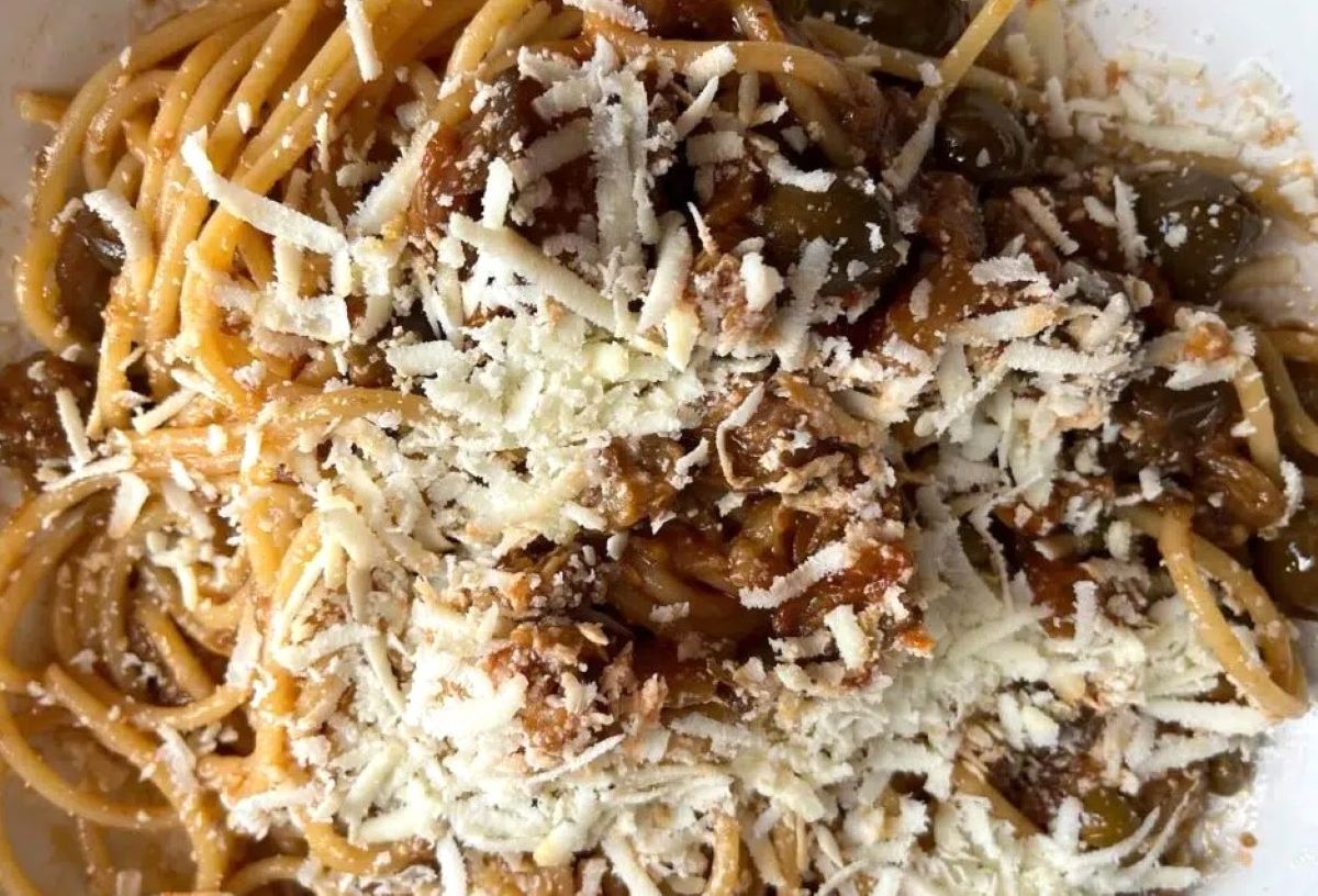 spaghetti-alla-disgraziata-cu-sos-de-ceapă