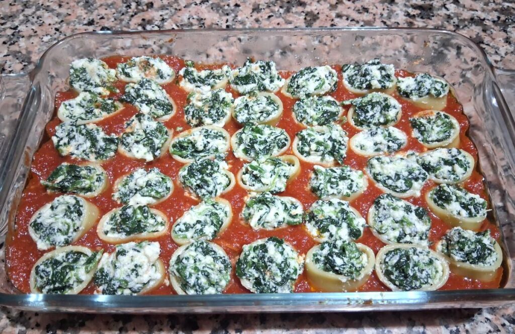 paste-gratinate-cuptor-ricotta-spanac-in-sos-de-rosii