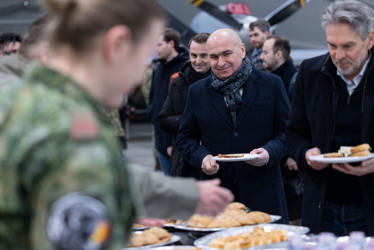 Oficialii au luat masa la popotă
