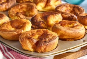 yorkshire-pudding-preparat-traditional-englez-compozitie-ca-de-clatite-in-cuptor