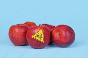 Mere cu pesticide în supermarketurile europene