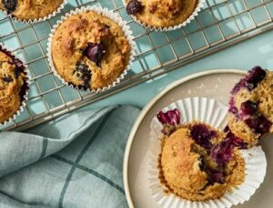 Brioșe fără zahăr, cu afine și banane