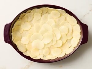 Cartofi-feliați-în-tavă