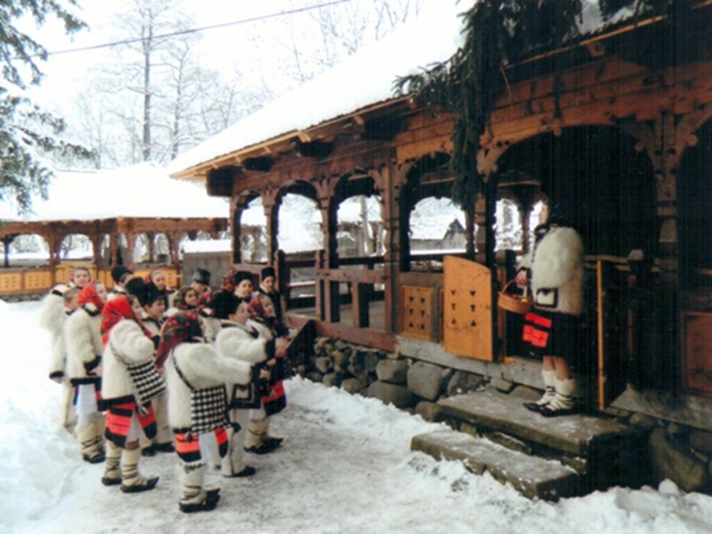 Grup-de-copii-cu-Chiralexa-la-Călinești-Maramureș