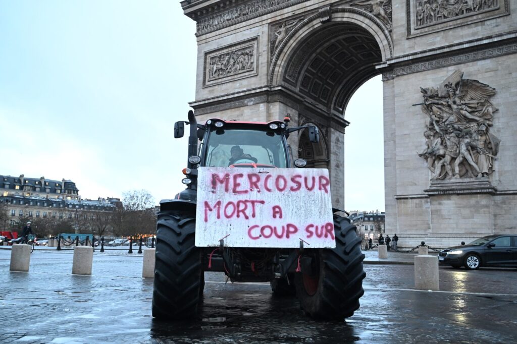 proteste-fermieri-franta-paris-mercosur-greva