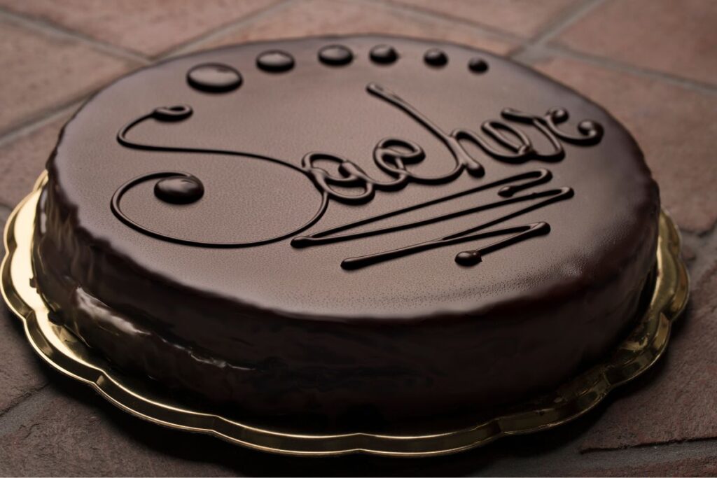 mic-dejun-la-sacher-in-viena-cum-se-face-celebra-prajitura-cu-acelasi-nume