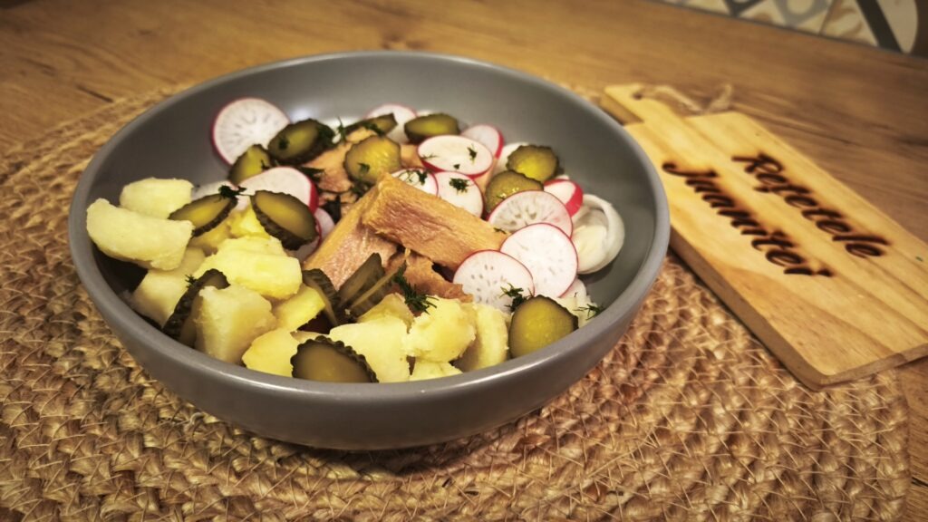 retetele-juanitei-salata-in-stil-german-cu-cartofi-si-peste