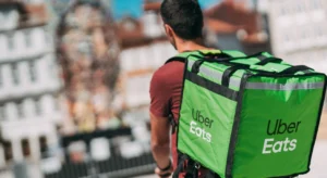 Uber-Eats-livrator-de-mancare
