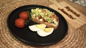 avocado-cu-oua-ceapa-si-rosii