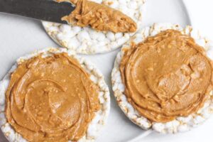 Biscuiți-de-orez-cu-unt-de-arahide