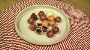 dragostea-trece-prin-stomac-de-valentines-day-ofera-i-jumatatii-tale-bomboane-cu-capsuni-si-cirese