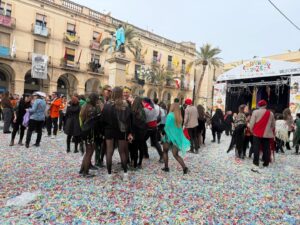 orasul-acoperit-de-bomboane-bezele-carnaval-festival-spania-razboi
