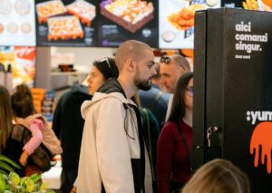 De-ce-comandăm-mai-multă-mâncare-la-casele-self-service